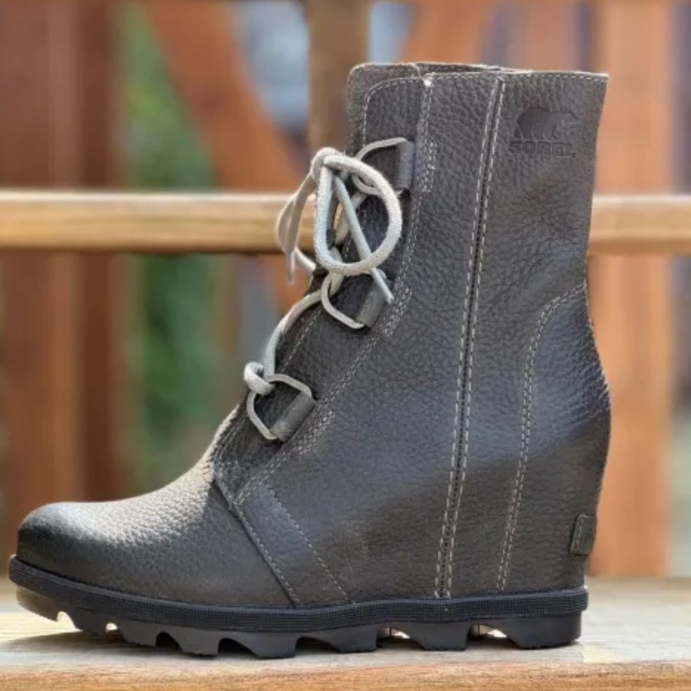 Sorel Joan of Arctic ll wedge gray pebbled leather boots women’s size 7.5 EUC